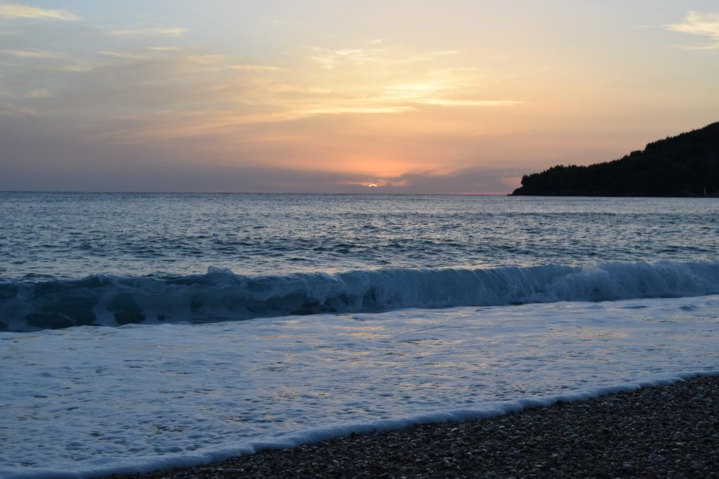 Hotel Kolagji Himare Bagian luar foto